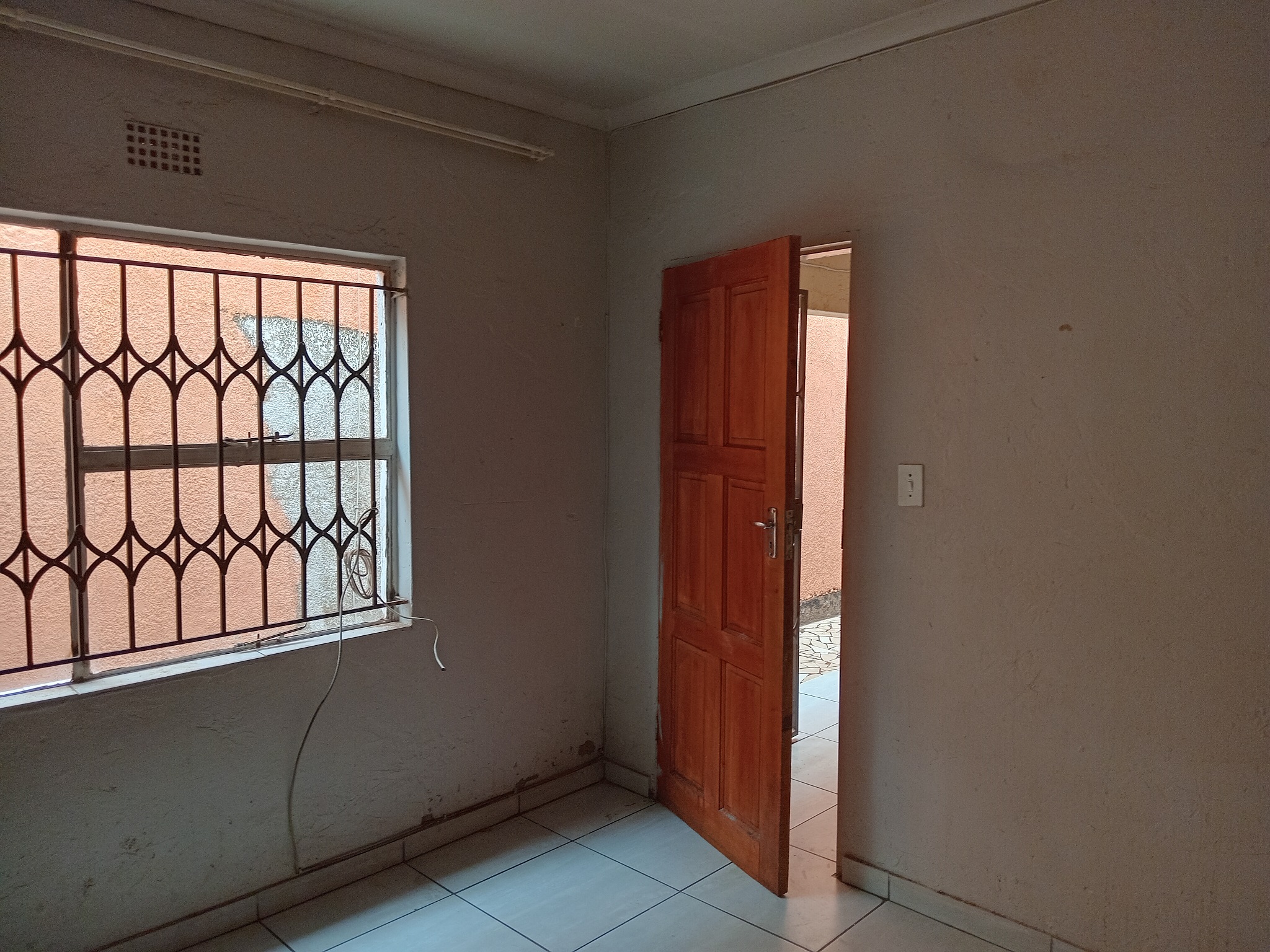 COMPACT ROOM AVAILABLE FOR RENT IN SILUMA, KATLEHONG! — photo 1