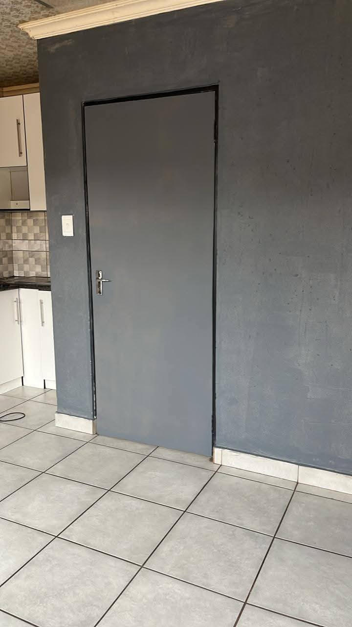 BACHELOR FLAT AVAILABLE Vosloorus Ext 20 in Vosloorus