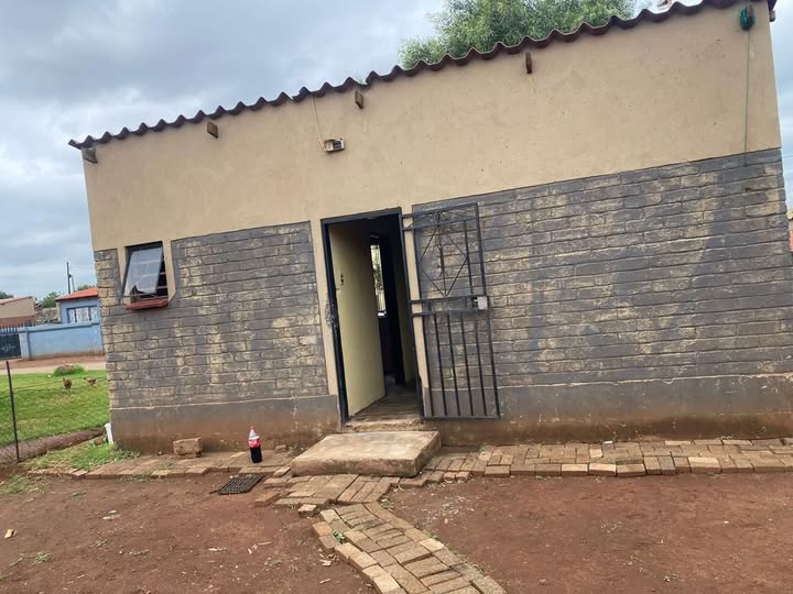 2 room house to rent Embuzini, Ext 28 in Vosloorus, Ekurhuleni