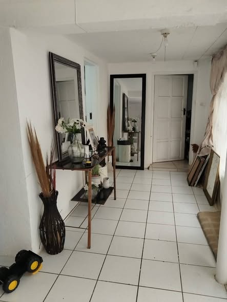 Bachelor room to rent in Lombardy East — photo 1