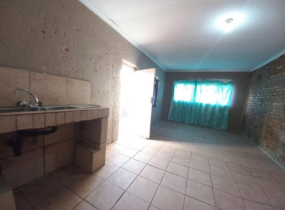 Rental Flatlet for R3000 in Dersley Park in Dersley