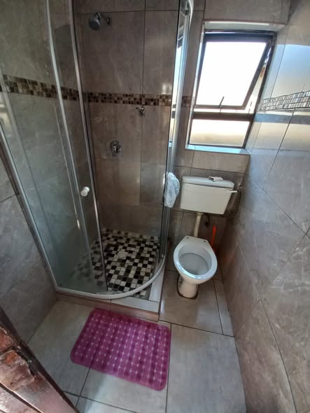 Garage with shared shower Meadowlands zone 8 in Meadowlands