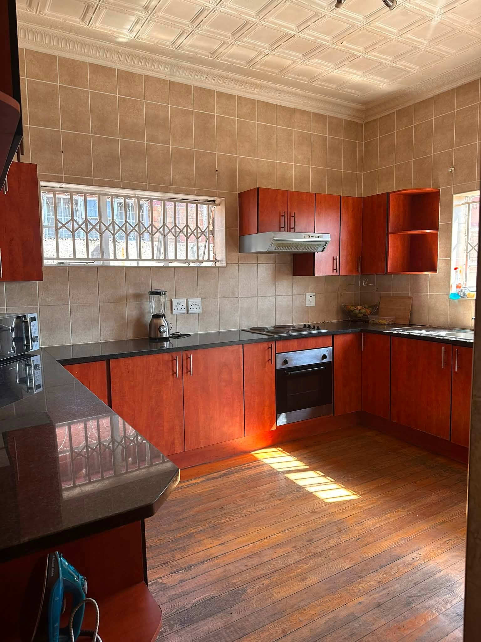 Bachelor room to rent in Kensington — photo 1