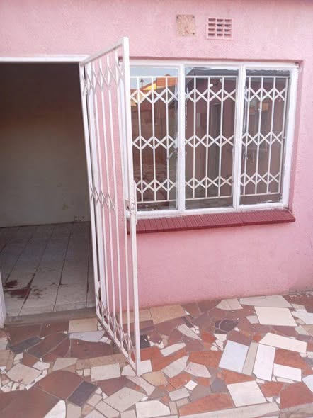 Vosloorus basothong section ext 1 Room in Vosloorus