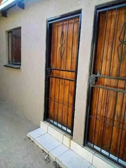 Bachelor room to rent in ALLANDALE — photo 1