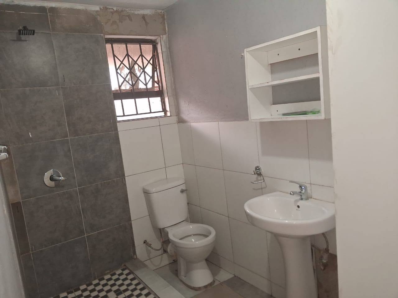 Spacious En-suite room -- Crystal Park, near Cloverdene in Benoni