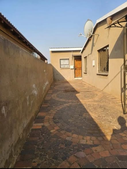 Bachelor room to rent in Braamfisherville in Braamfisherville, Johannesburg
