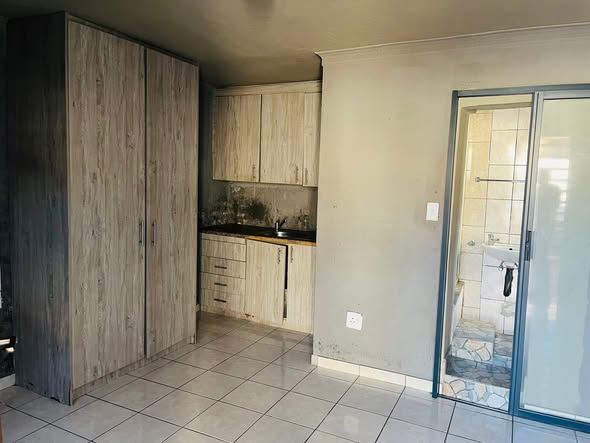 Room -- Ebony Park ext 6 not far from Yarona shopping in Ebony Park