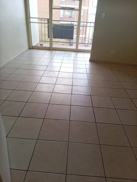 Bachelor room to rent in Yeoville — photo 1