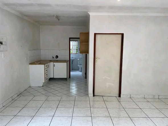 Bachelor room to rent in Highlands North in Highlands North, Johannesburg