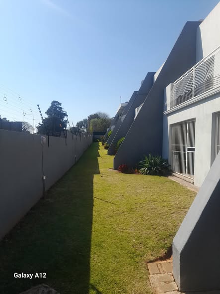 2 Bedroom Noordheuwel krugersdorp in Noordheuwel, Krugersdorp