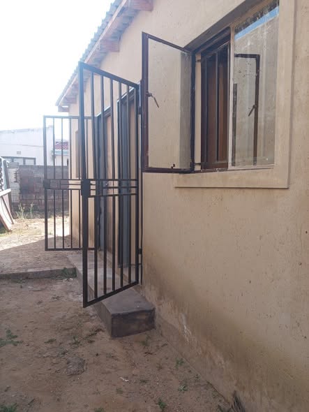 Room MOLELEKI EXT 2, KATLEHONG in Katlehong
