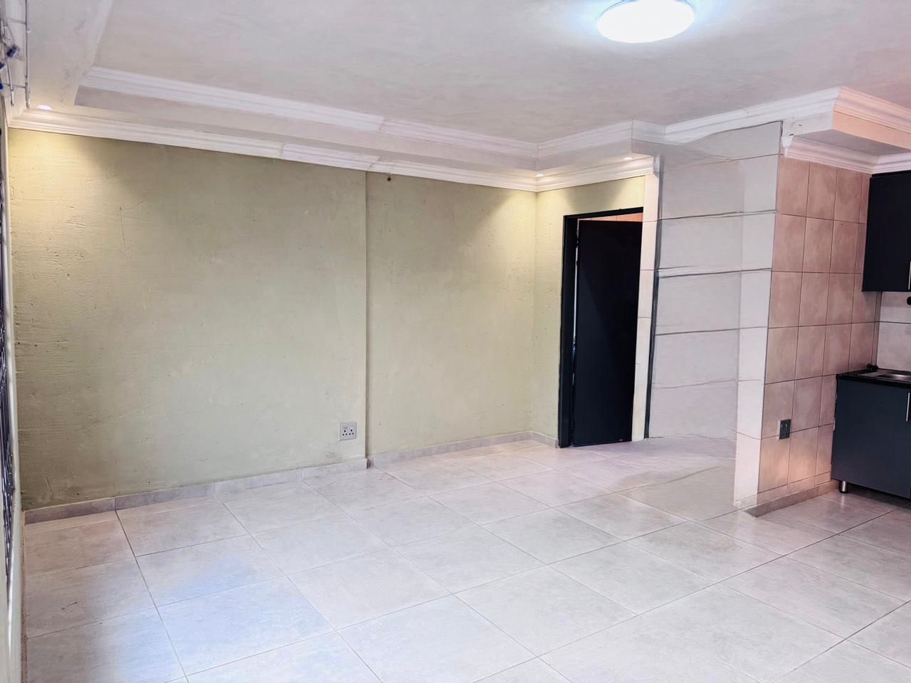 Spacious Bachelor room Vosloorus Eastfield in Vosloorus