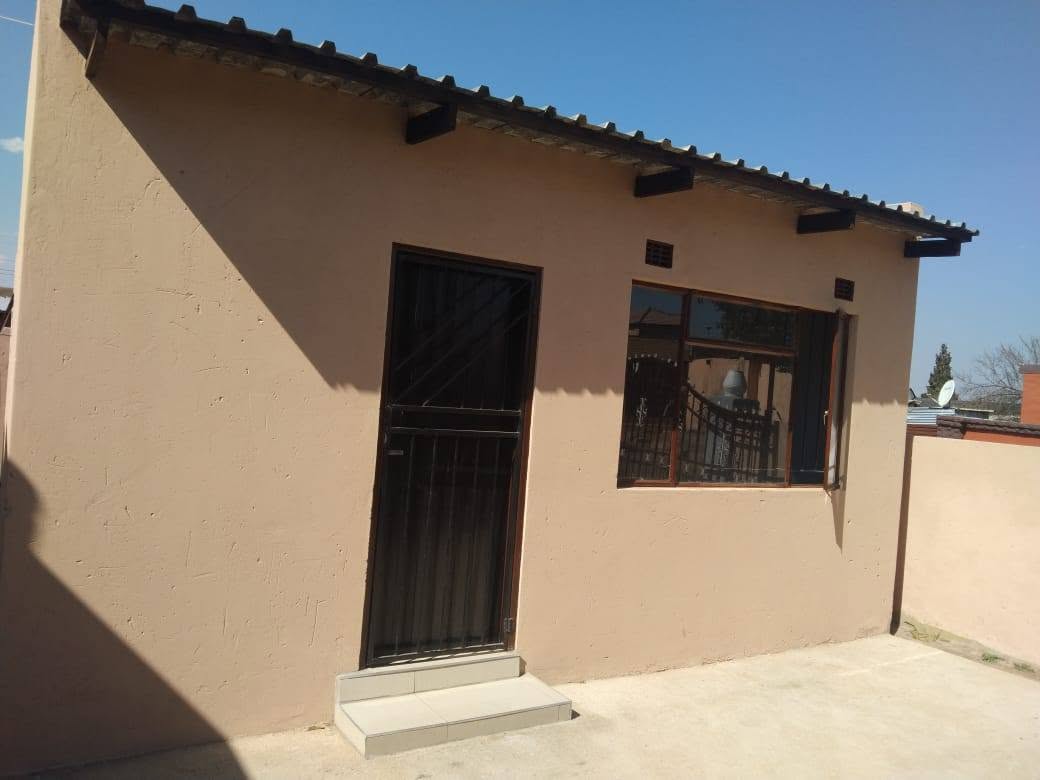 Vosloorus -- 2 bachelor rooms at ext 14 next to Thelle hospital in Vosloorus