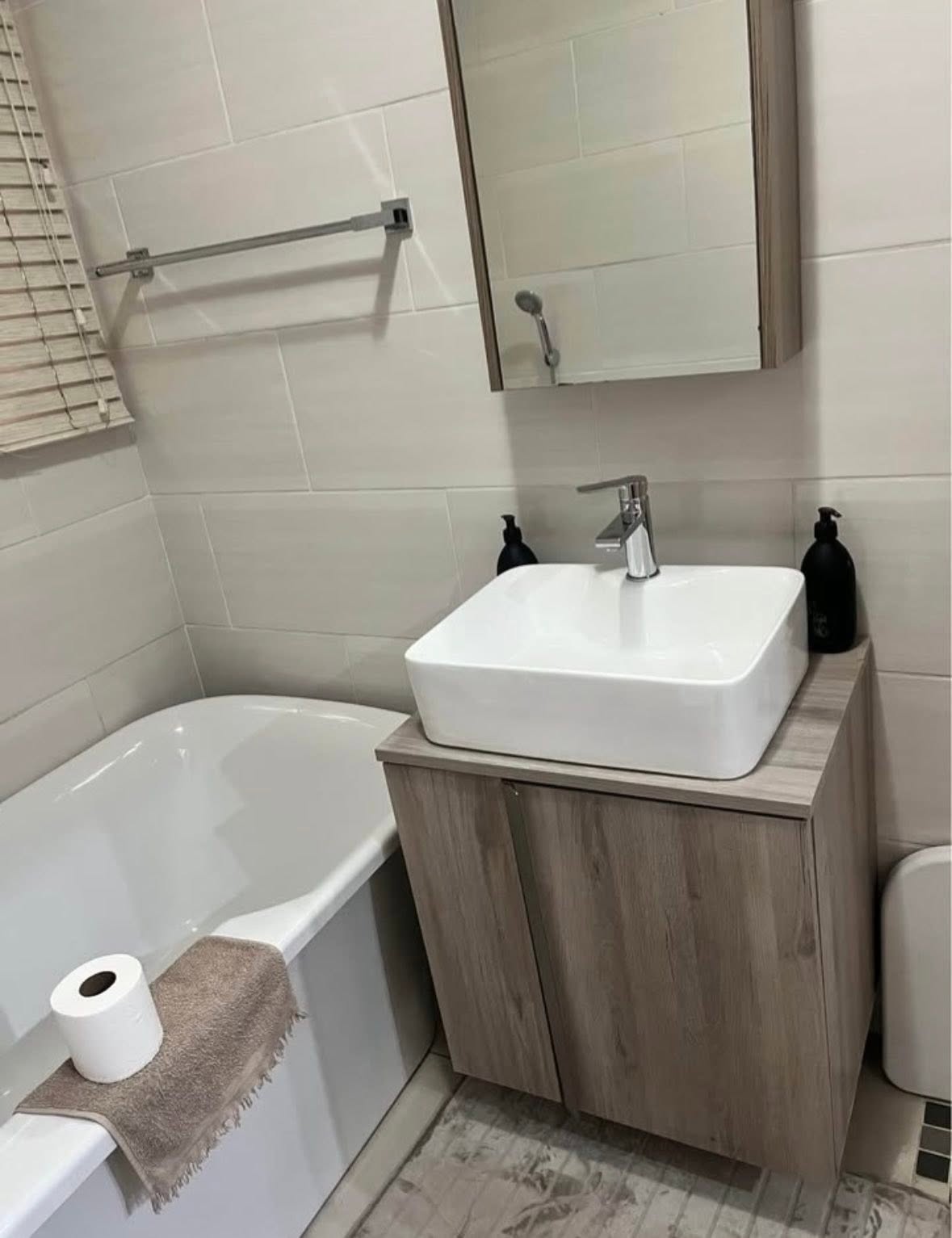 GROUND FLOOR APARTMENT --RAVENSWOOD in Ravenswood