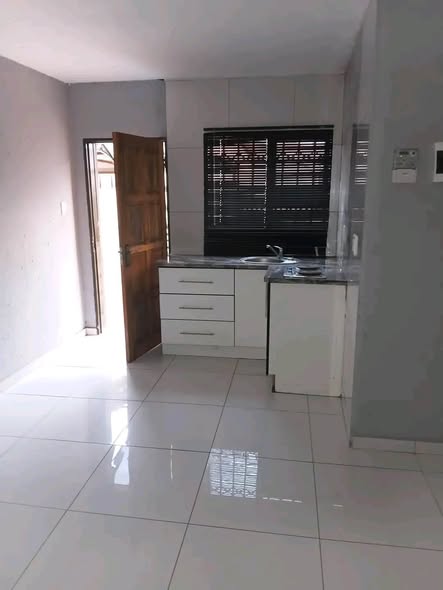 Bachelor Room to Rent in Payneville — photo 1