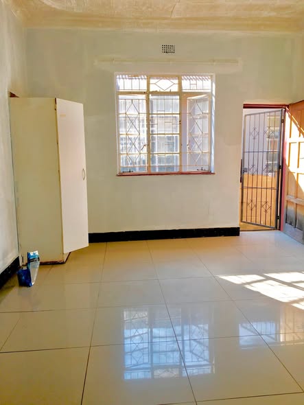 Bachelor cottage to rent in 5 avenue Bezvuidenhout valley in Bezuidenhout Valley, Johannesburg