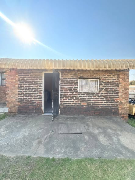 Bachelor room to rent in Birchleigh — photo 1
