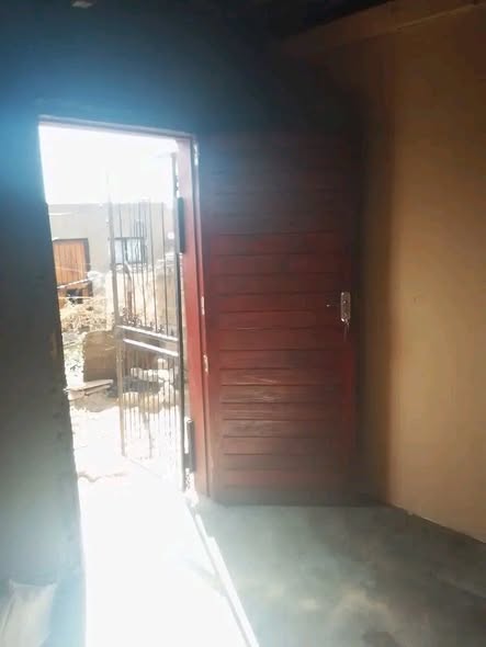 Room -- Ivory park 3 police station side ma11 in Ivory Park