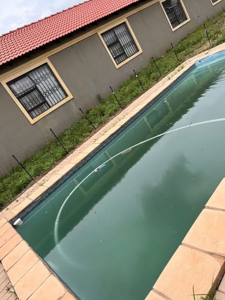 Vosloorus Apartment w/Pool in Vosloorus