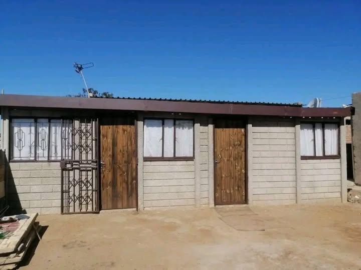 2 room wallfence available at Mayfield ext8 in Daveyton