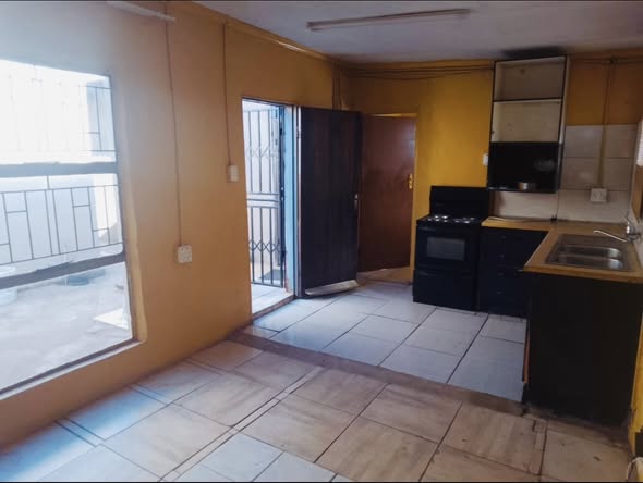 Bachelor room for rent in Vosloorus EastField in Vosloorus