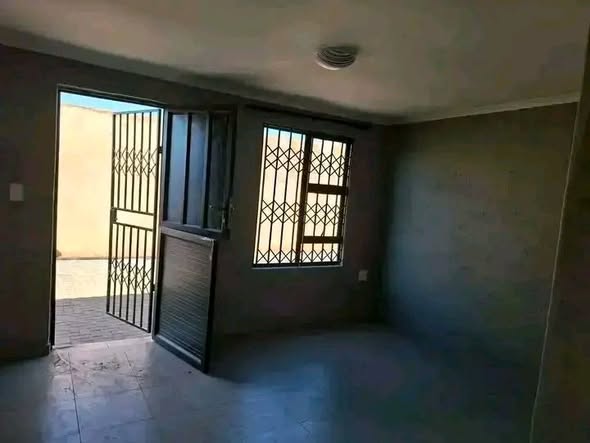 Big Spacious Bachelor Room To Rent In 10 johnbrand in Diepsloot