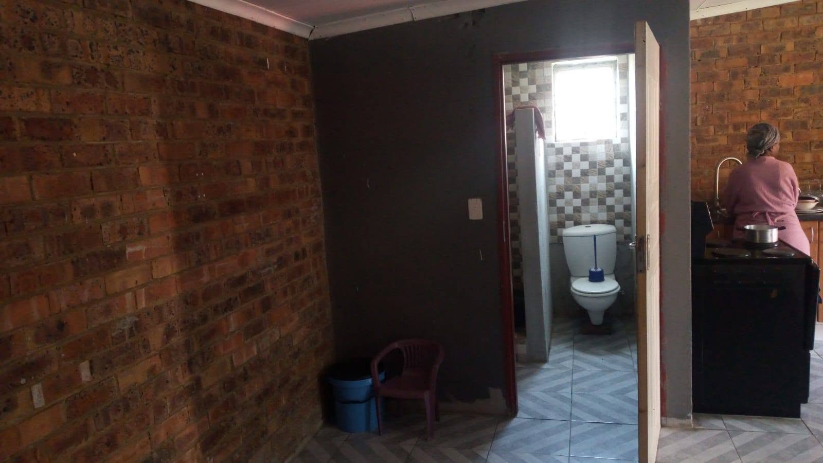 Selection Park --bachelor's open living with private shower in Selection Park