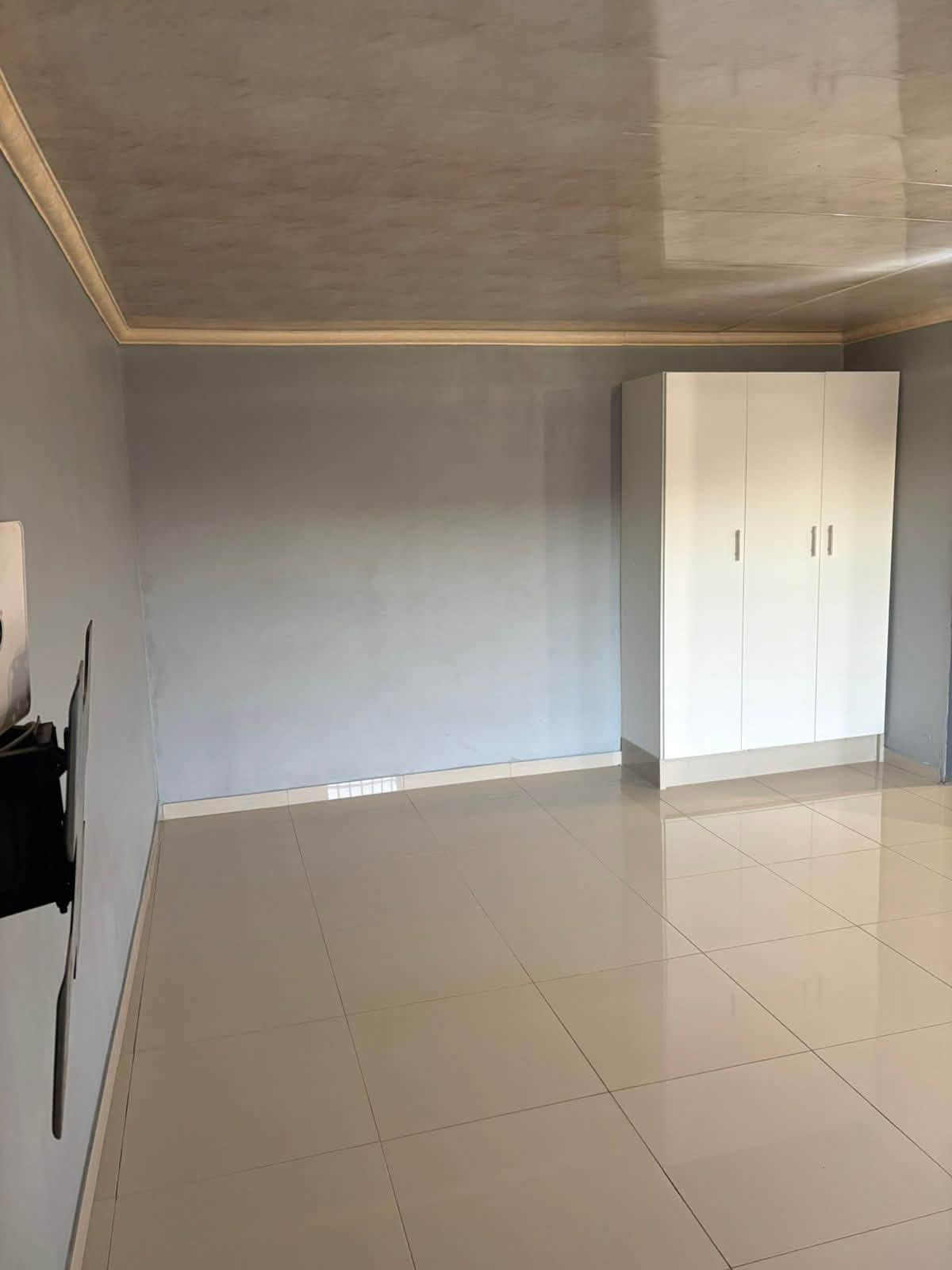 MODERN OPEN-PLAN BACHELOR UNIT TO LET – VILLA LIZA 🏡 in Villa Lisa