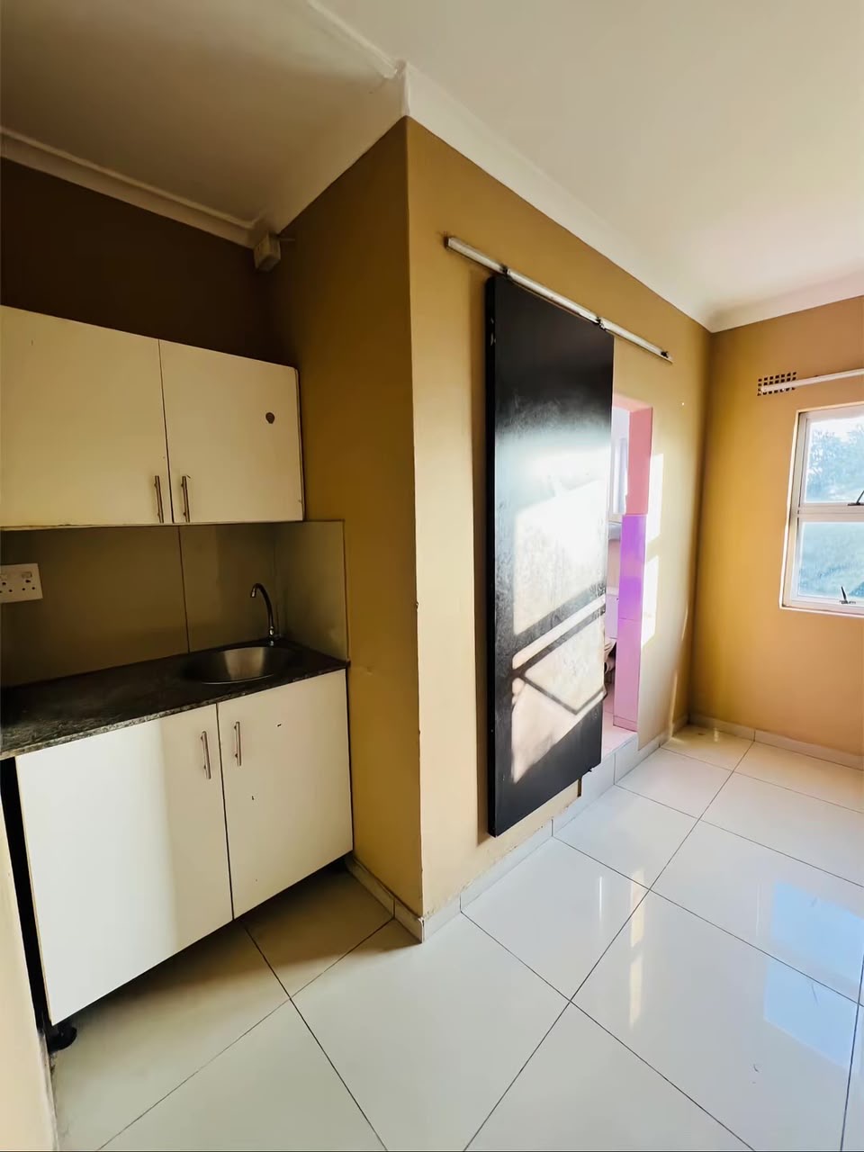 Bachelor flat to let in glenwood and beria in Bulwer, Durban