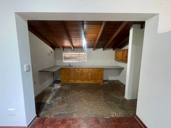 Bachelor room to rent in Blairgowrie in Blairgowrie, Johannesburg
