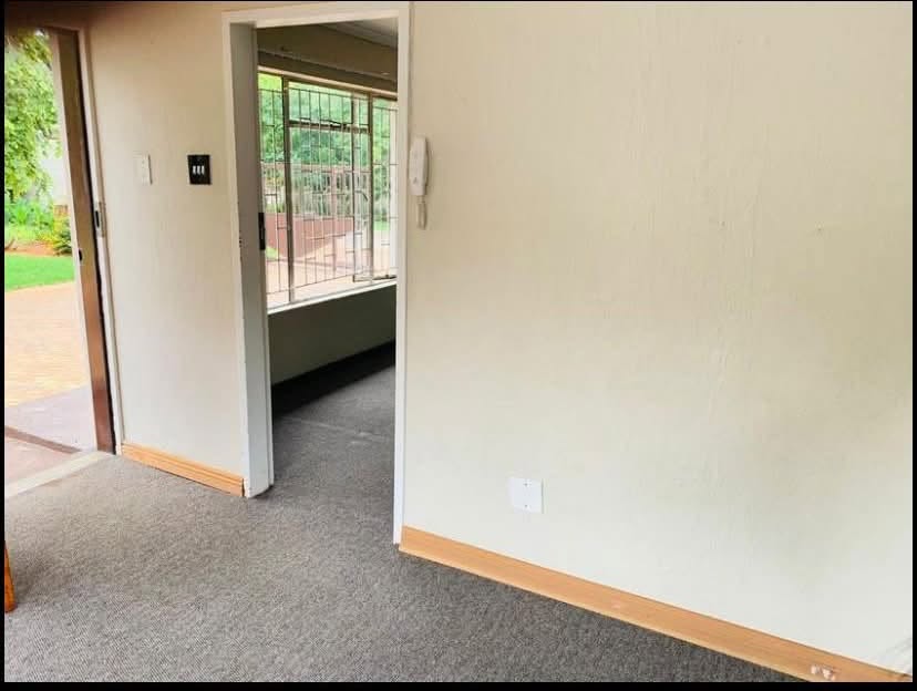 Bachelor room to rent in Strubensvalley next to Clearwater Mall in Strubens Valley, Johannesburg