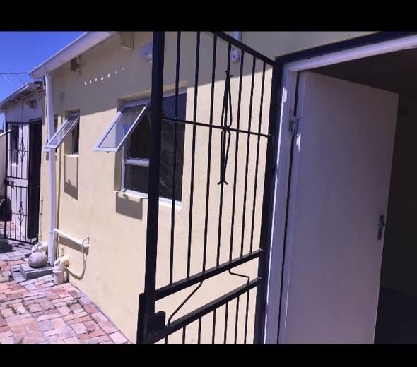 Bachelor flat to rent in Nyanga LTA, Cape Town in Nyanga, Cape Town